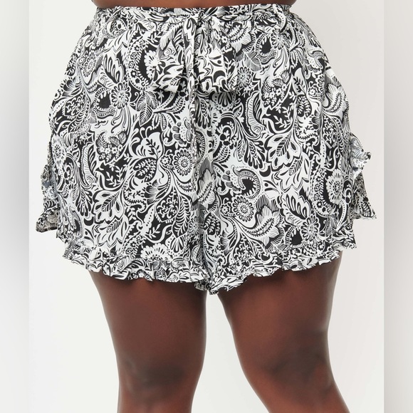 2-piece set: Plus Size Black & White Botanical Paisley Ruffle Shorts - Picture 2 of 4